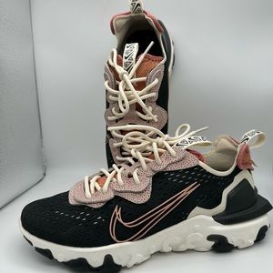 Nike React Vision, size 8.5: Stylish comfort, React tech – seize the trend!👟
